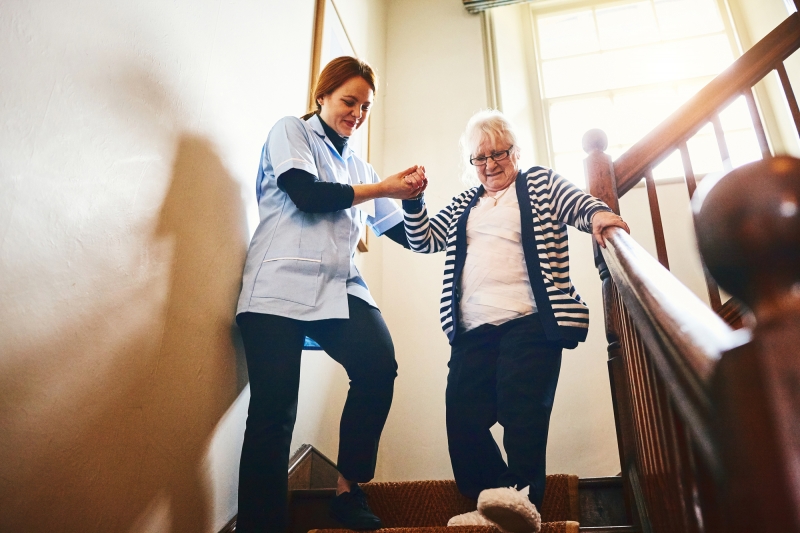 Assistenza domiciliare per anziani non autosufficienti: i vantaggi